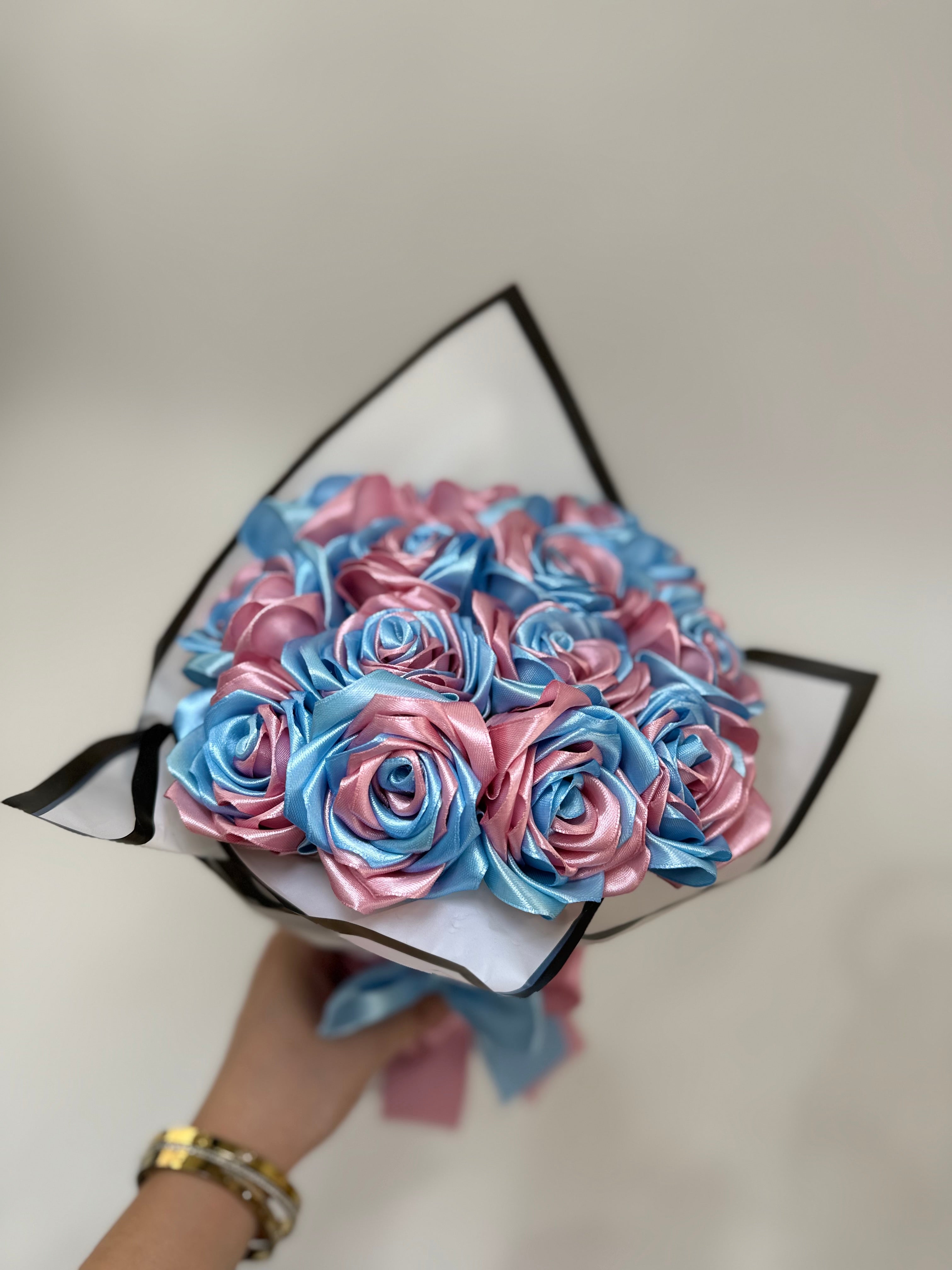 Bouquet de fleurs en satin mira