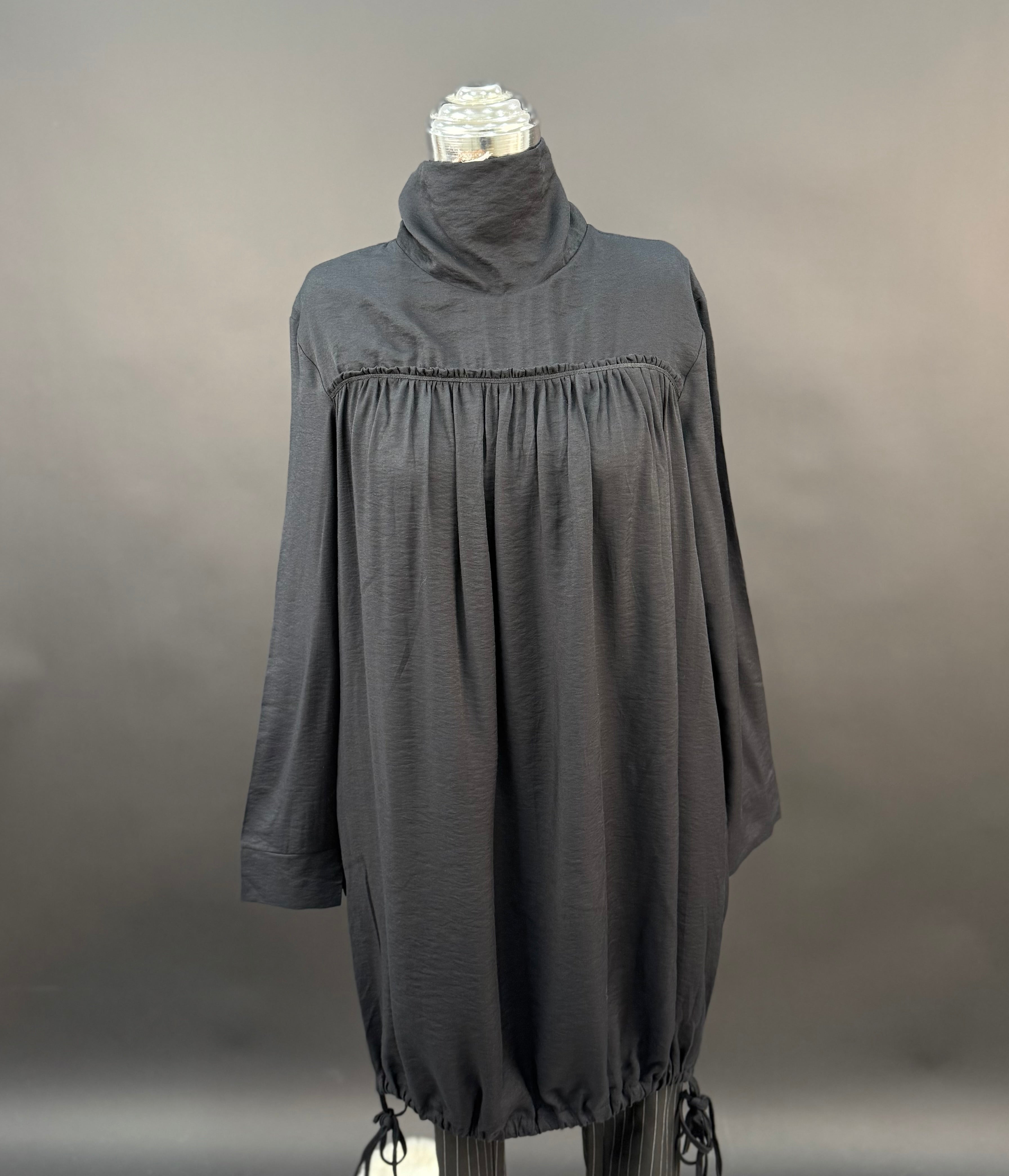 Chemise noire avec col montant