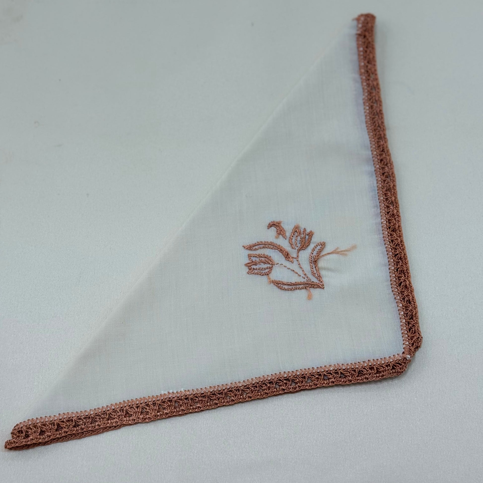 Des mouchoirs brodés a la main