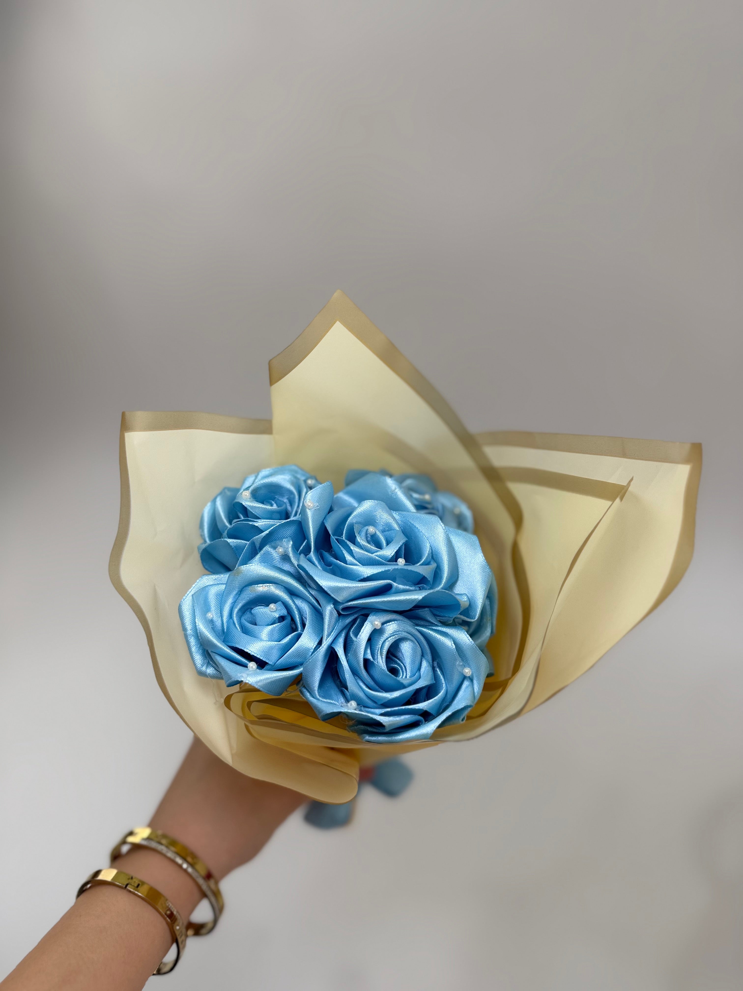 Bouquet de fleurs en satin mira