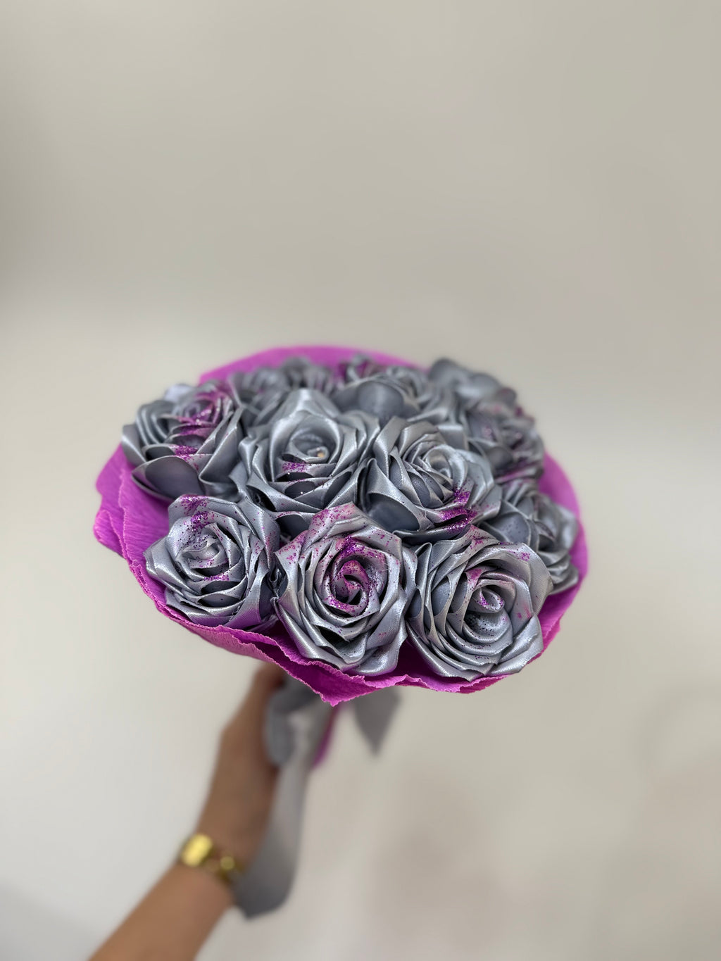 Bouquet de fleurs en satin mira