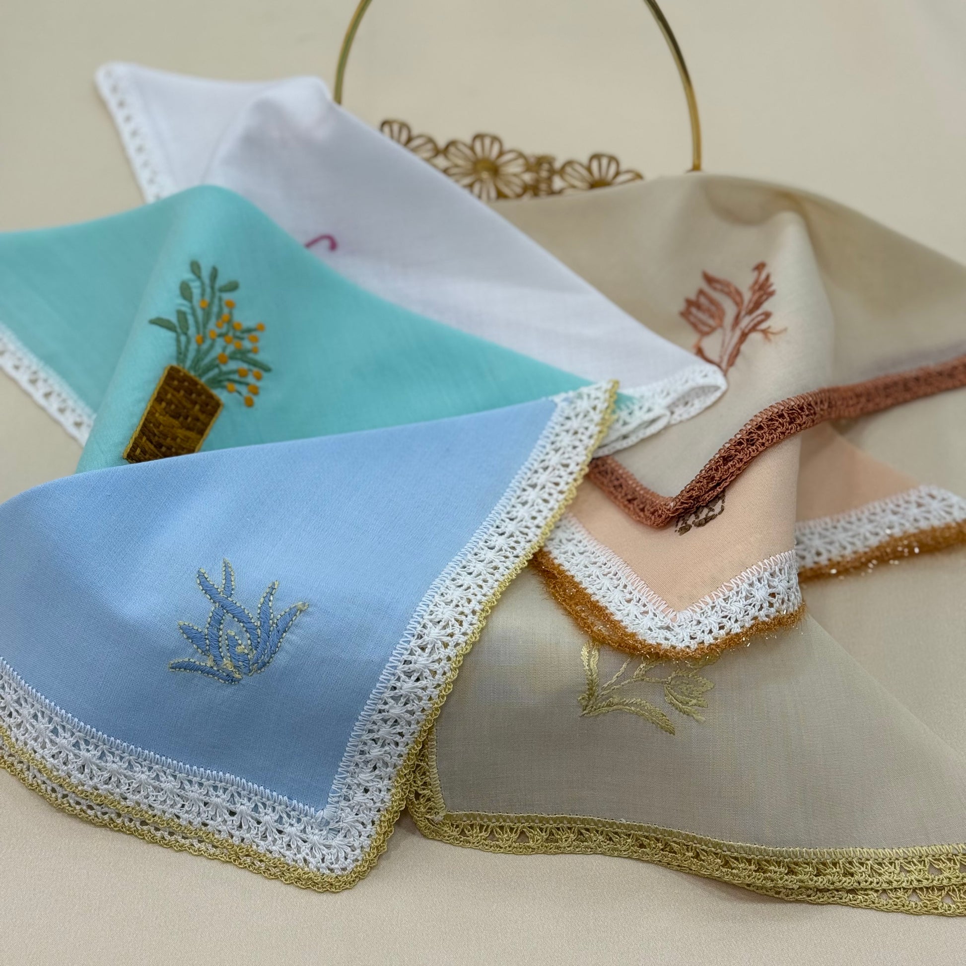 Des mouchoirs brodés a la main