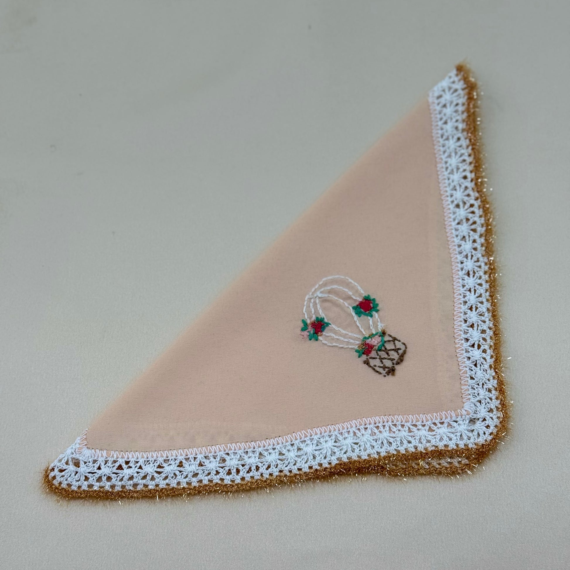 Des mouchoirs brodés a la main