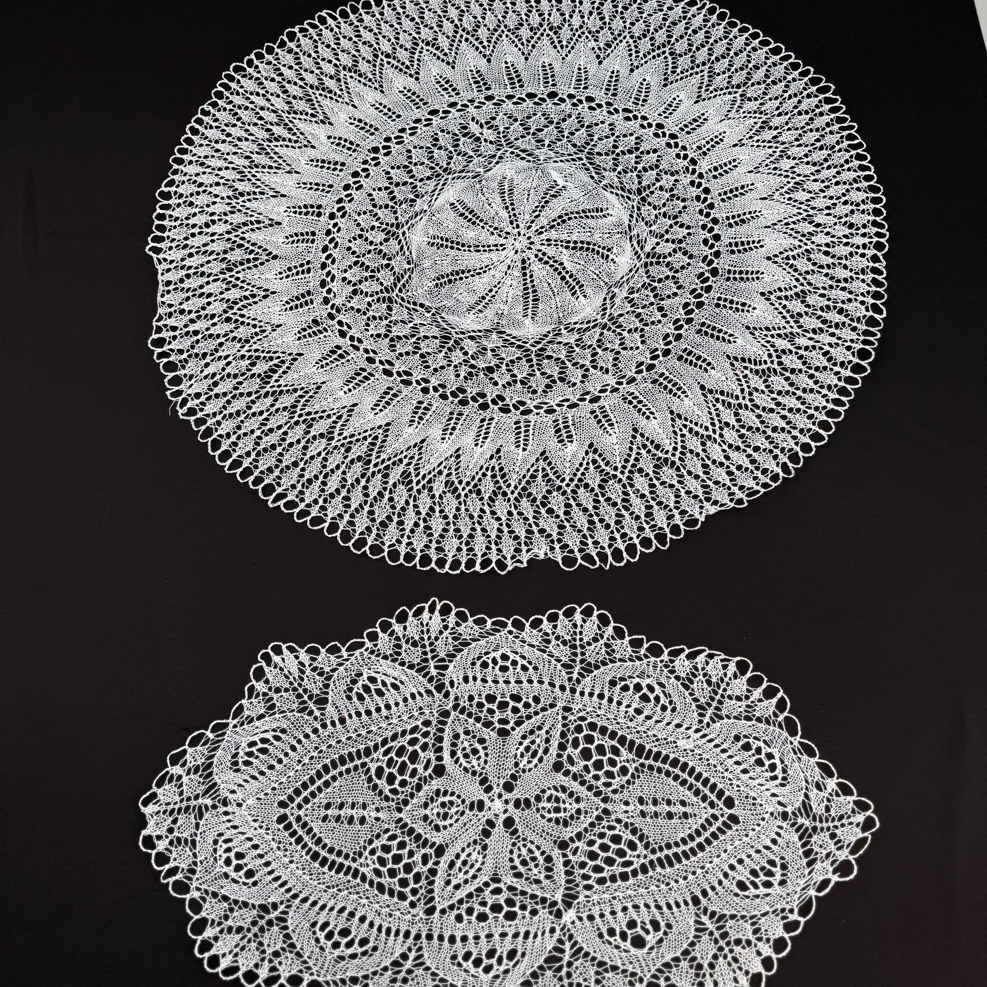 Deux napperons en aiguilles