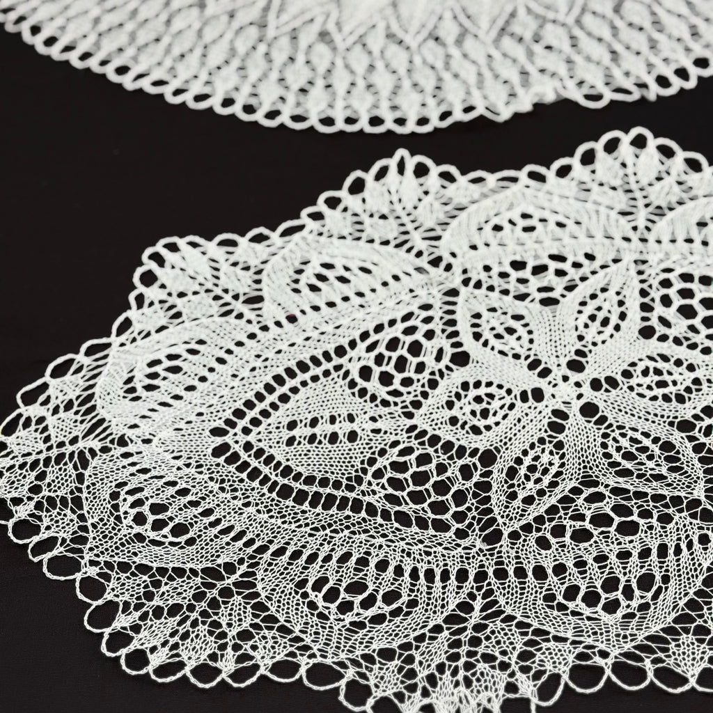 Deux napperons en aiguilles