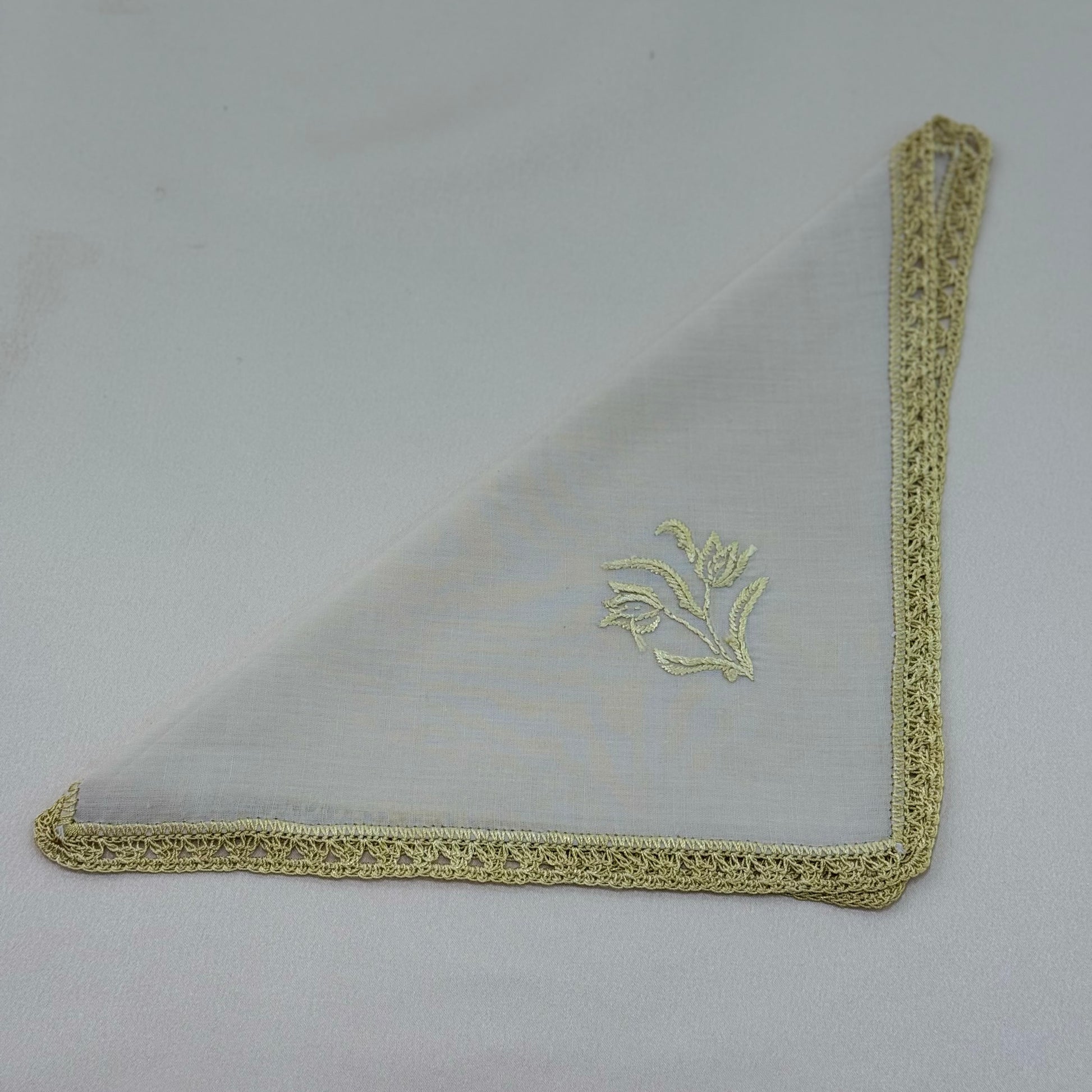 Des mouchoirs brodés a la main