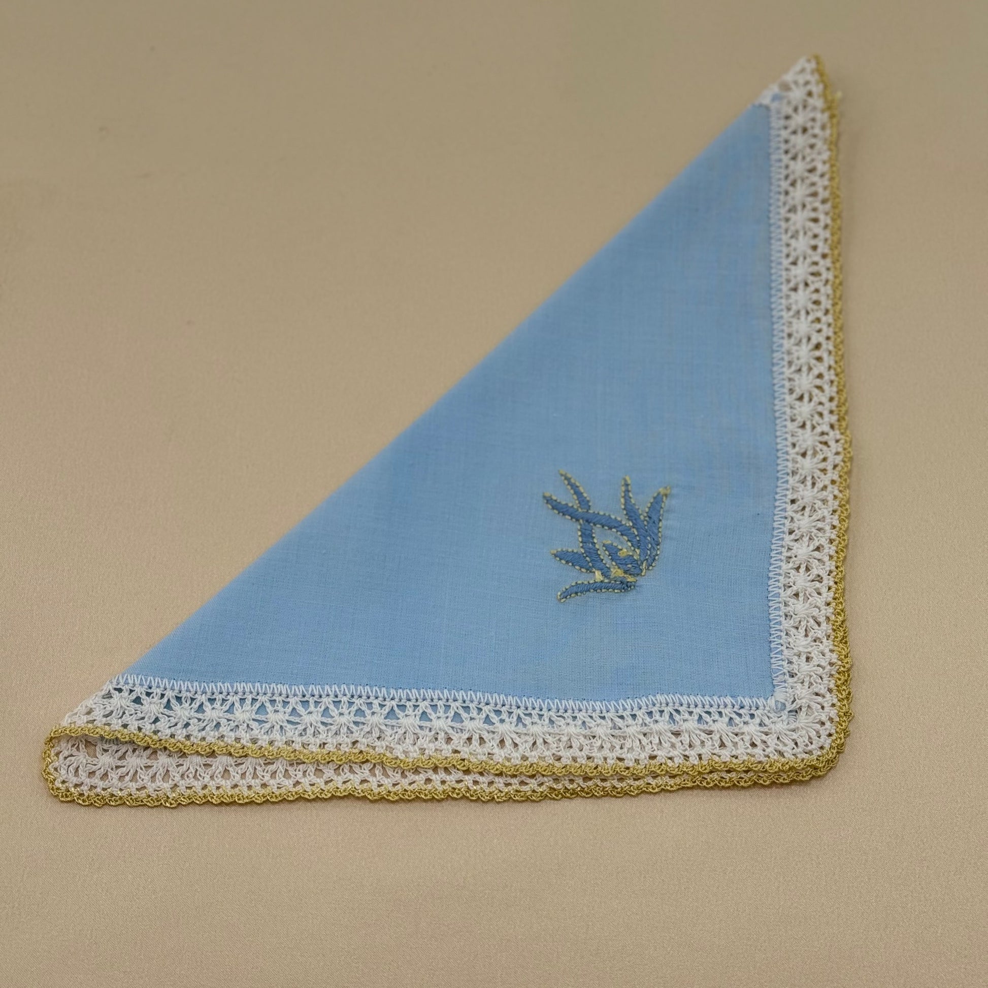 Des mouchoirs brodés a la main