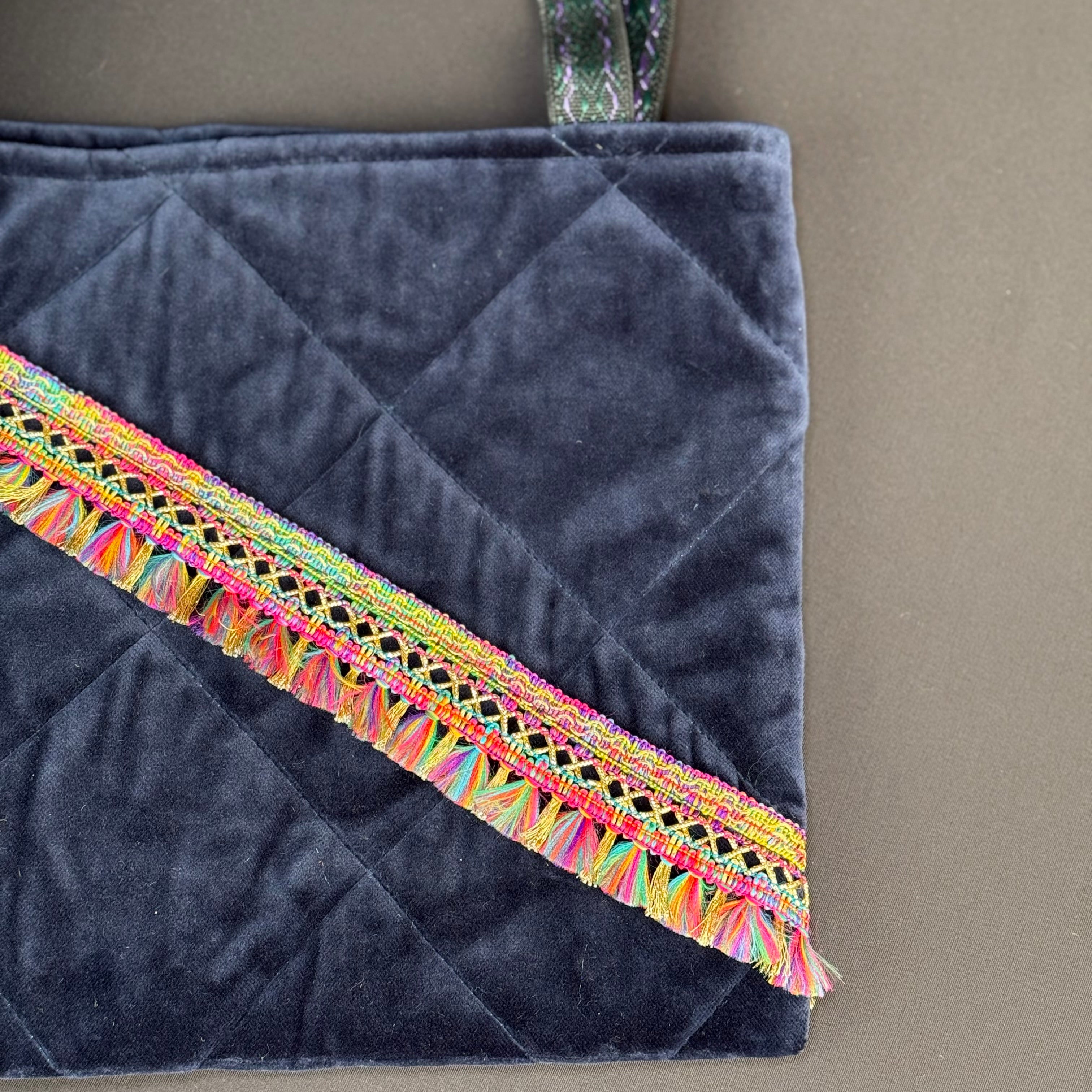 Sac Velours Noir à Galon Brodé