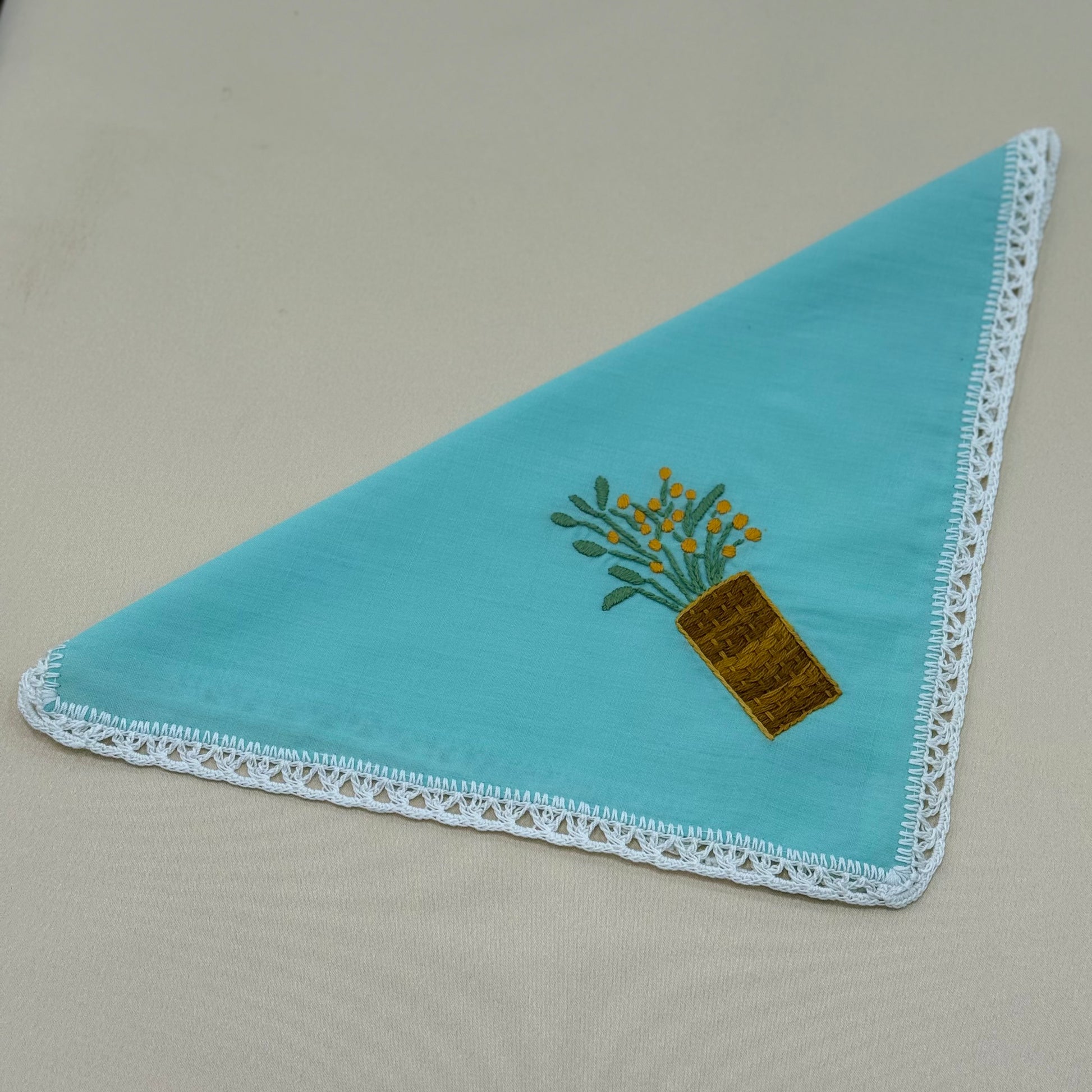 Des mouchoirs brodés a la main