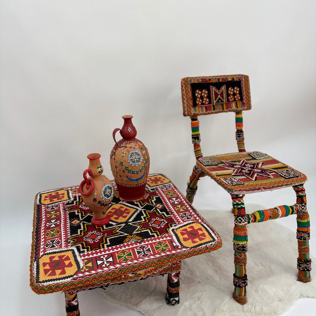chaise et table avec des motifs tribaux amazighs