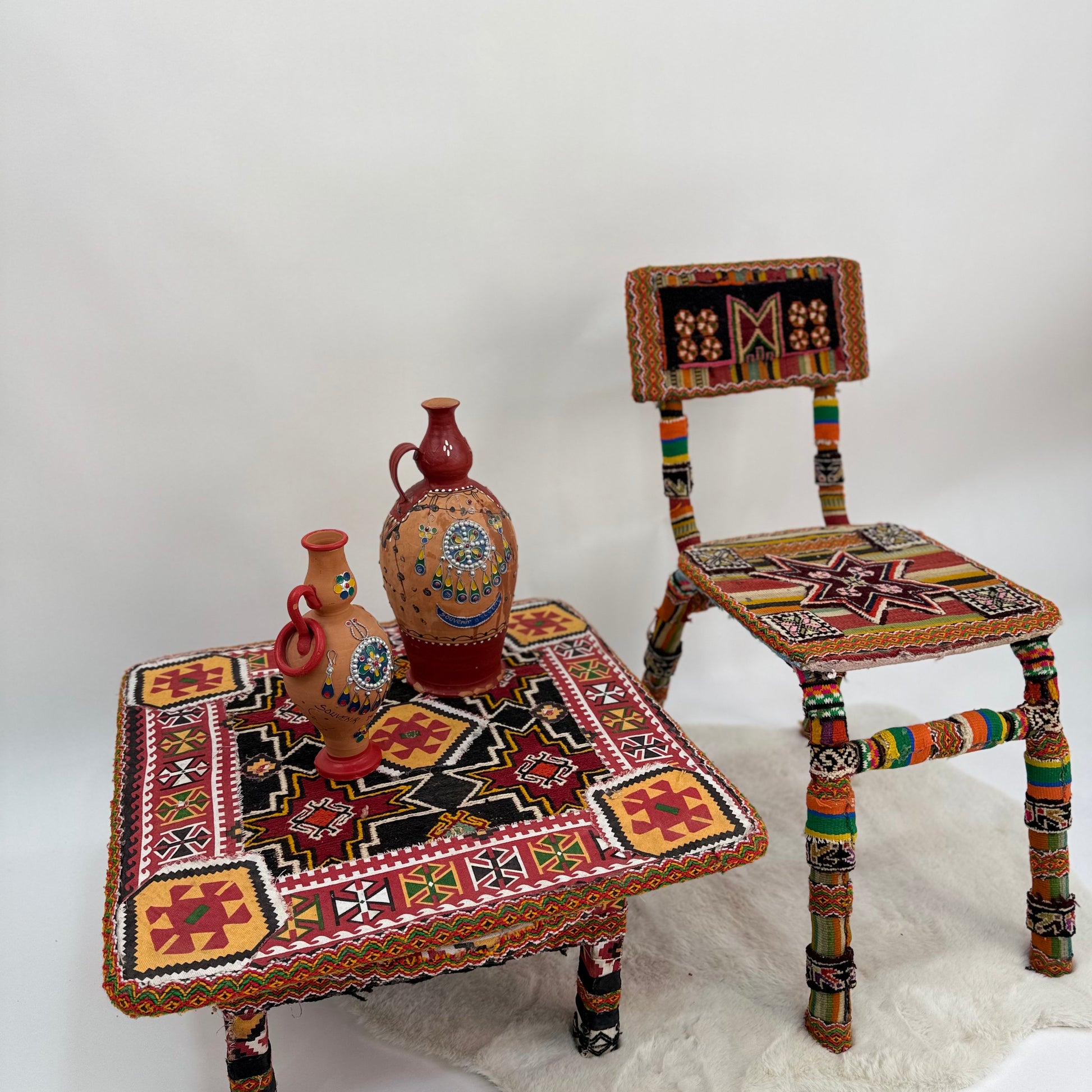 chaise et table avec des motifs tribaux amazighs