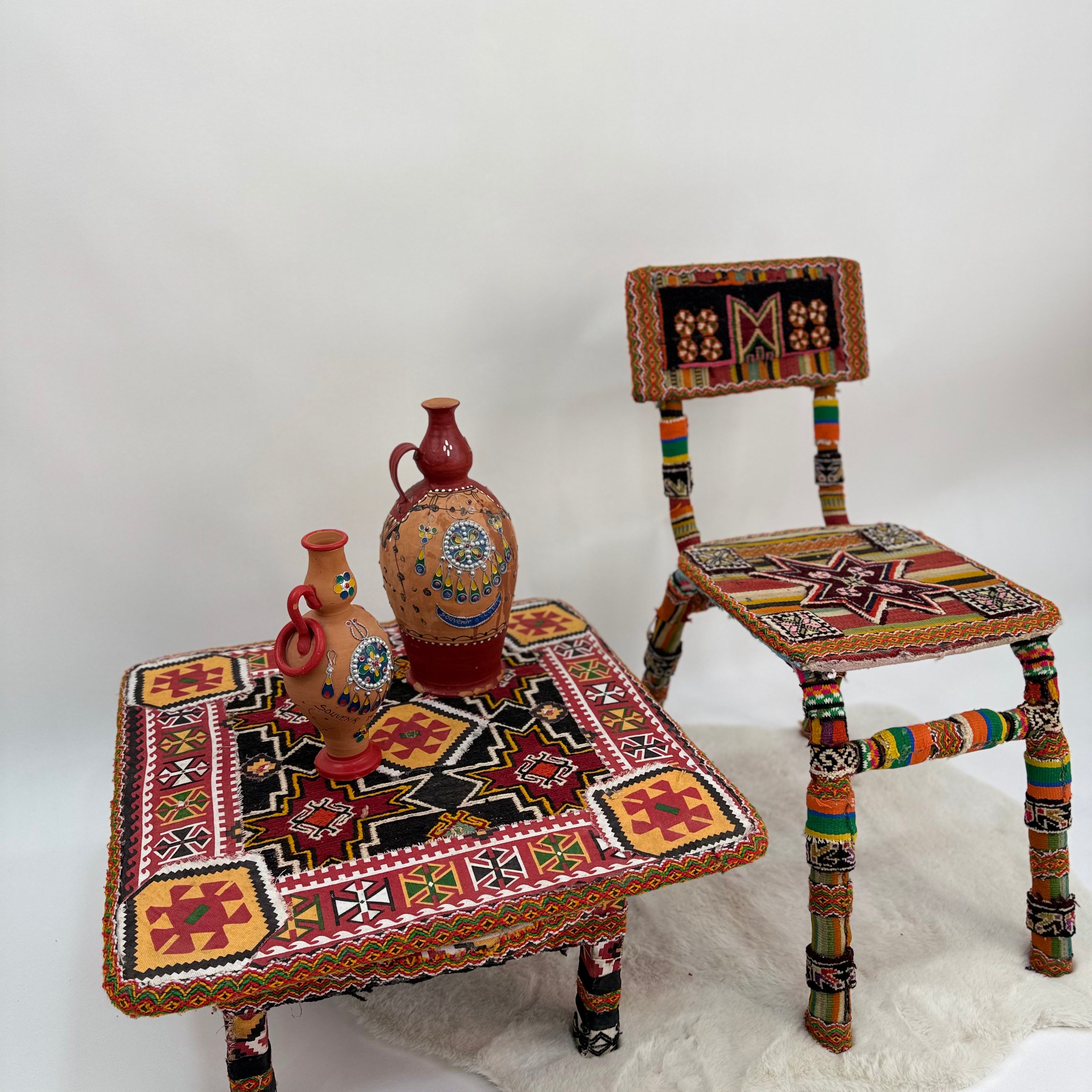 chaise et table avec des motifs tribaux amazighs