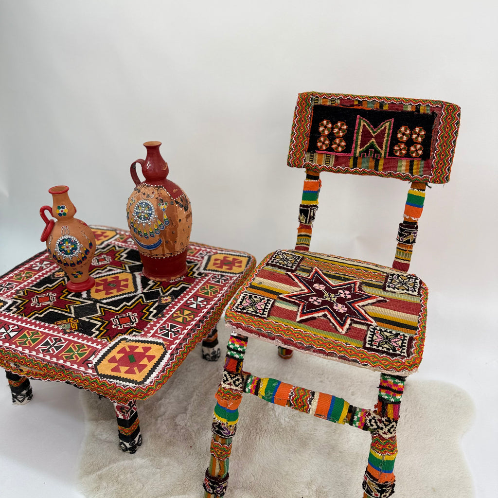 chaise et table avec des motifs tribaux amazighs