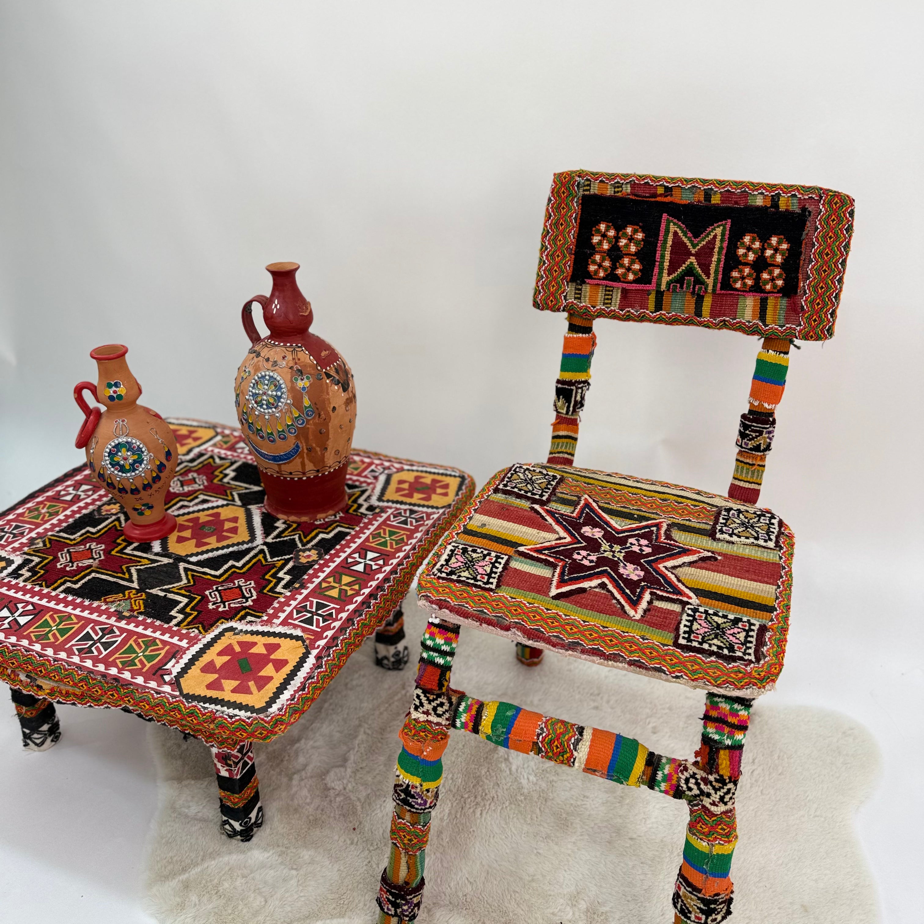 chaise et table avec des motifs tribaux amazighs